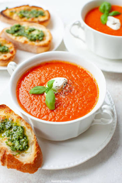 Krem z pomidorów pelatti z pesto bazyliowym i parmezanem