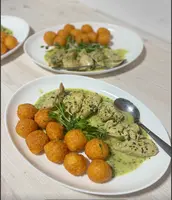 Курка в шпинатному соусі з сирними кульками